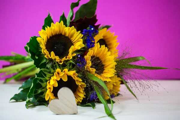 Sonnenblumen mit Herz vorne, Herbstdekoration, Halloween, — Stockfoto