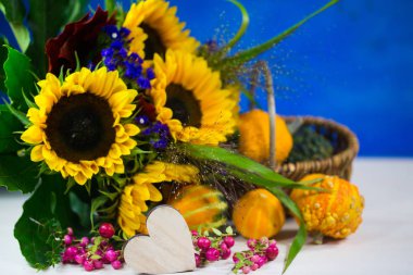 Sonbahar dekorasyon olarak süs kabak ile ayçiçeği kartpostal