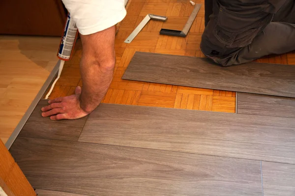 Покладіть вінілову підлогу на паркетну підлогу — стокове фото