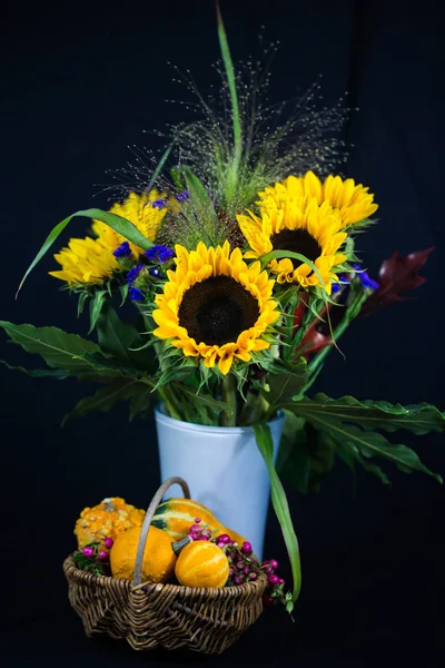 Соняшники з декоративним гарбузом як осіннє прикраса, листівка — стокове фото