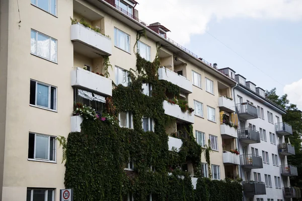 Huizen, rij huizen in München, blauwe lucht — Stockfoto