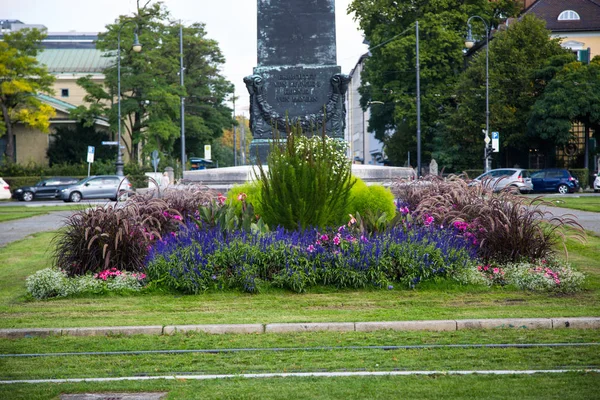 Güneş ışığı, Karolinenplatz Münih'te, Dikilitaş