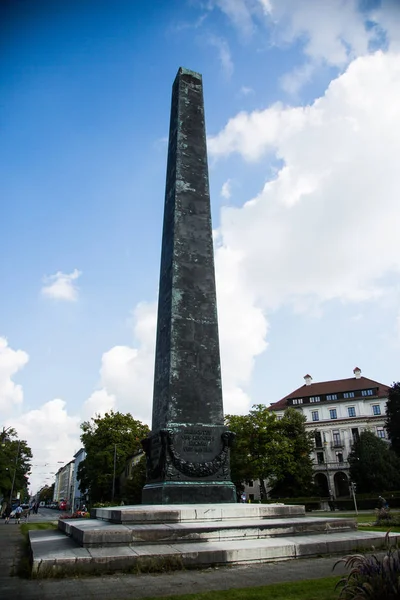 Obelisk auf dem Karolinenplatz in München bei Sonnenschein — Stockfoto