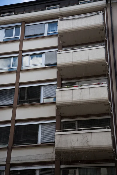 Taubenschutznetz am Wohnhaus — Stockfoto