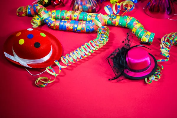 Carnaval, fundo com chapéus de festa e streamers — Fotografia de Stock