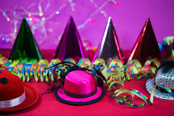 Karnaval, parti şapkaları ve flamalar ile arka plan