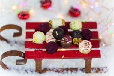 Çikolata hediye olarak kızak üzerinde