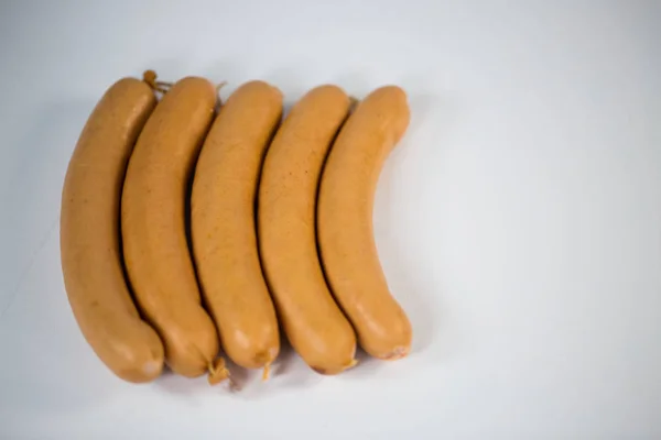 Saucisses frankfurter brut, couché, fond blanc — Photo