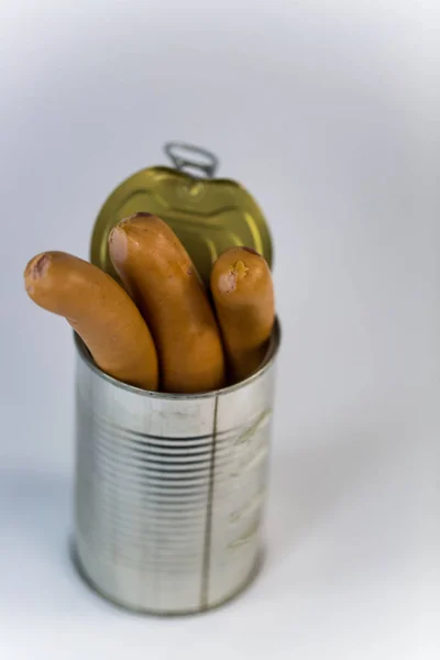 Enchidos, salsichas em uma lata aberta — Fotografia de Stock