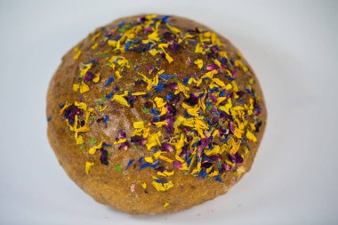 Yenilebilir çiçekler ve fındık ile ekmek