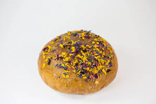 Yenilebilir çiçekler ve fındık ile ekmek