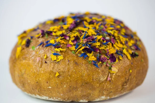 Laib Brot mit essbaren Blumen und Nüssen — Stockfoto