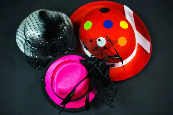 Hüte auf schwarzem Hintergrund, Faschingshüte, Party-Hüte — Stockfoto