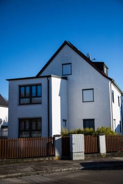 Münih, mavi gökyüzü modern tek evde