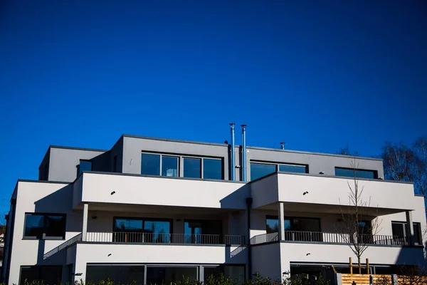 Современный многоквартирный дом в Munich, голубое небо — стоковое фото