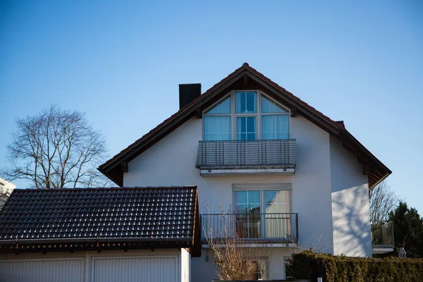 1 シングル家、青い空、ドイツ — ストック写真