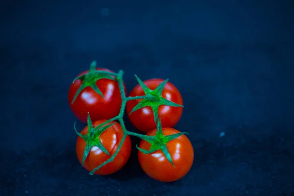 Tomates cóctel en pizarra —  Fotos de Stock