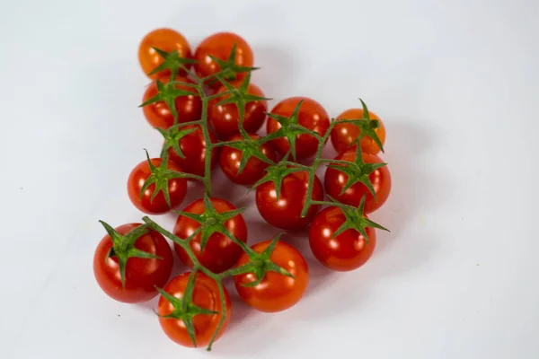 흰색 바탕에 칵테일 토마토 — 스톡 사진