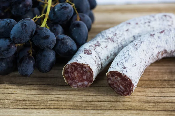 Salame com uvas em comprimido — Fotografia de Stock