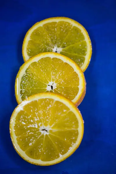 Rodajas de naranja sobre fondo azul —  Fotos de Stock