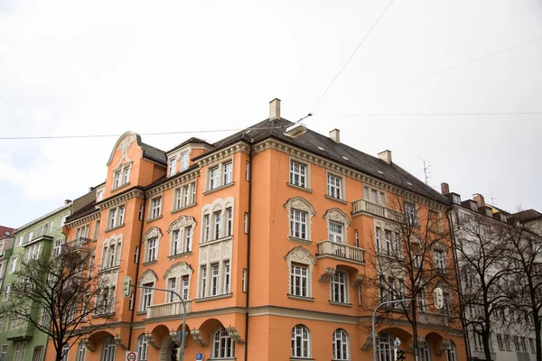 Häuserzeile mit Altbauten in Schwabing, buntes Treiben — Stockfoto