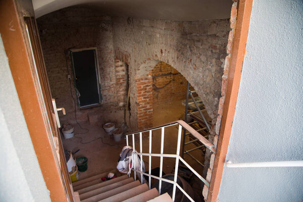 Реконструкция подвала, старого кирпича, кирпичного здания
