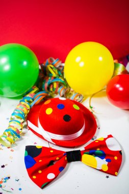 Yay, balonlar ve flamalar ile parti şapka