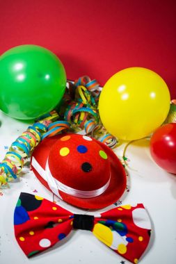 Yay, balonlar ve flamalar, eğik fotoğraf ile parti şapka