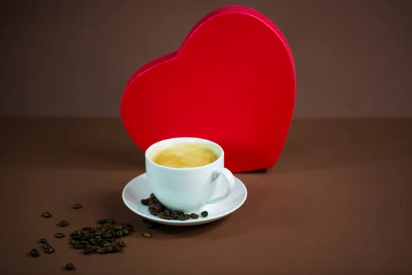 Xícara de café com grande coração vermelho no fundo — Fotografia de Stock