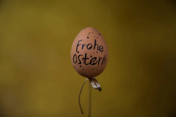 Πασχαλινό αυγό, χαρακτηρισμένα, χαρούμενο Πάσχα, χρυσό υπόβαθρο — Φωτογραφία Αρχείου