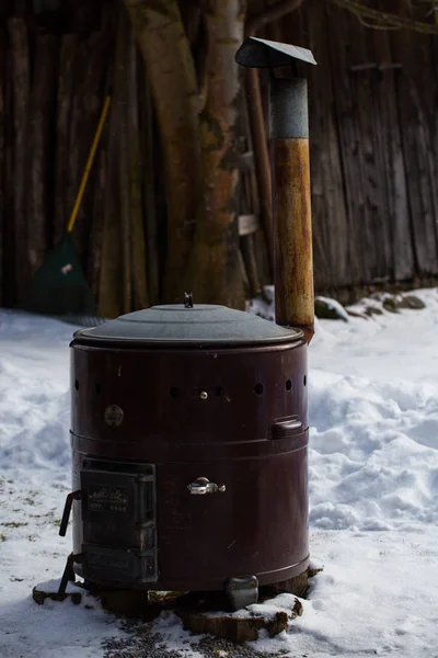 Alter Holzofen im Schnee — Stockfoto