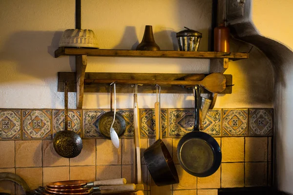 çiftlik evi salonu bir çiftlik evi mutfakta eski kap kacak