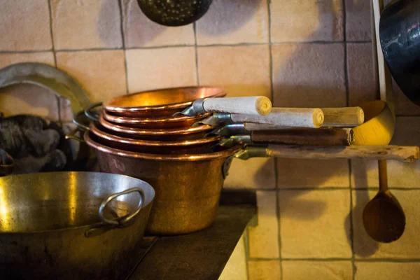 Kupfertöpfe in einer alten Bauernküche, Bauernstube — Stockfoto