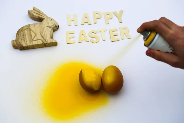 Osterhase mit Spiegelei, Eiern, frohe Ostern, Farbe — Stockfoto