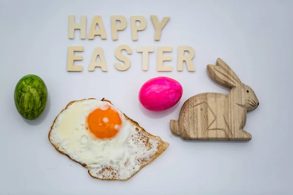 Osterhase auf weißem Hintergrund, frohe Ostern — Stockfoto