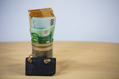  bir teneke kutu içinde yazı tahtası ile