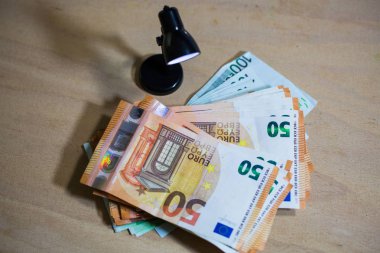 Banknot, euro okuma lambası altında