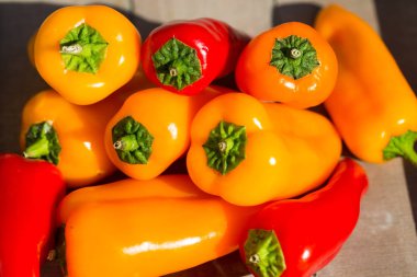 Mini kırmızı biber karışık renkli