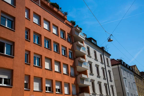 Casas residenciales en Munich, hermosa zona residencial, s azul — Foto de Stock