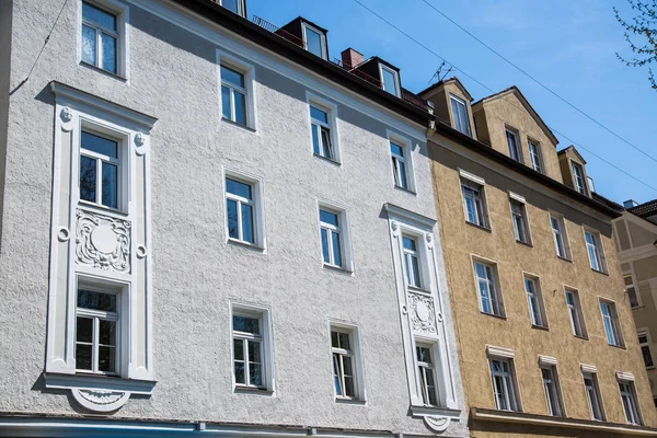 Maisons à Munich, beau quartier résidentiel, bleu s — Photo