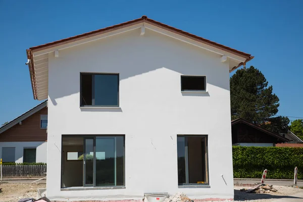 yeni ev, beyaz cephe inşa edilmiş