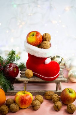 Noel Baba botları fındık ve elmalarla dolu, süsleme