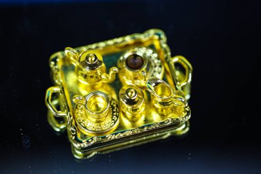 Doğu kahvesi fincanı ve siyah arka planda kahve demliği.