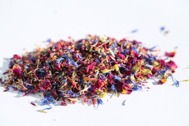 Çiçekler, beyaz arka planda yenilebilir çiçekler.