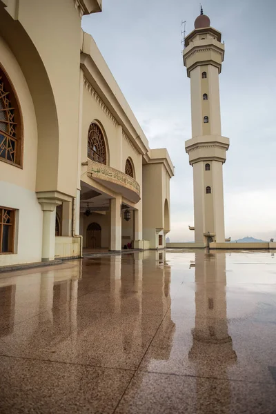 Alto minareto della Moschea Nazionale dell'Uganda, precedentemente nota come Moschea Nazionale di Gheddafi, con riflessione — Foto Stock