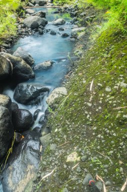 Merapi Dağı Yogyakarta 'daki turistik mekânlar için kristal berraklığında bir nehir.