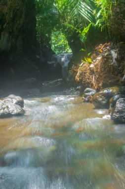 Gün boyunca nehrin hızlı akışı çok büyüleyici.