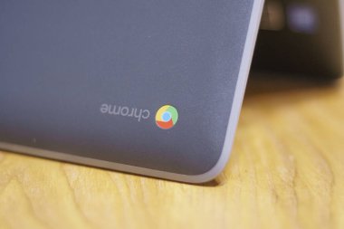 Elgin, IL - 04 / 02 / 2020: CoronaVirüs Salgını sırasında uzak bir sınıf için evde kullanılan bir krom kitap.