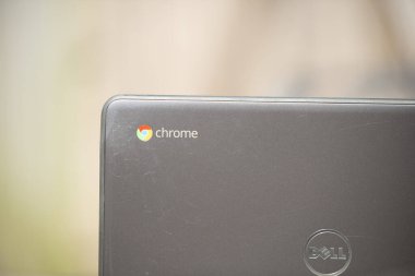 Elgin, Illinois - 2019 Çemberi: Arka planı bulanık Chrome Logosunun görüntüsü yakınlaştırıldı.