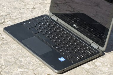 Elgin, Illinois - 2019 dolaylarında: Bir masanın üzerinde bırakılmış bir Kromebook, bu cihazın taşınabilirliği ve çok yönlülüğüne bir örnektir.